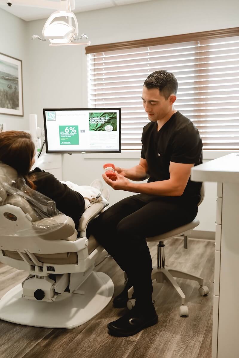 Dr. Kanellis showing a patient a 3d modal of teeth.