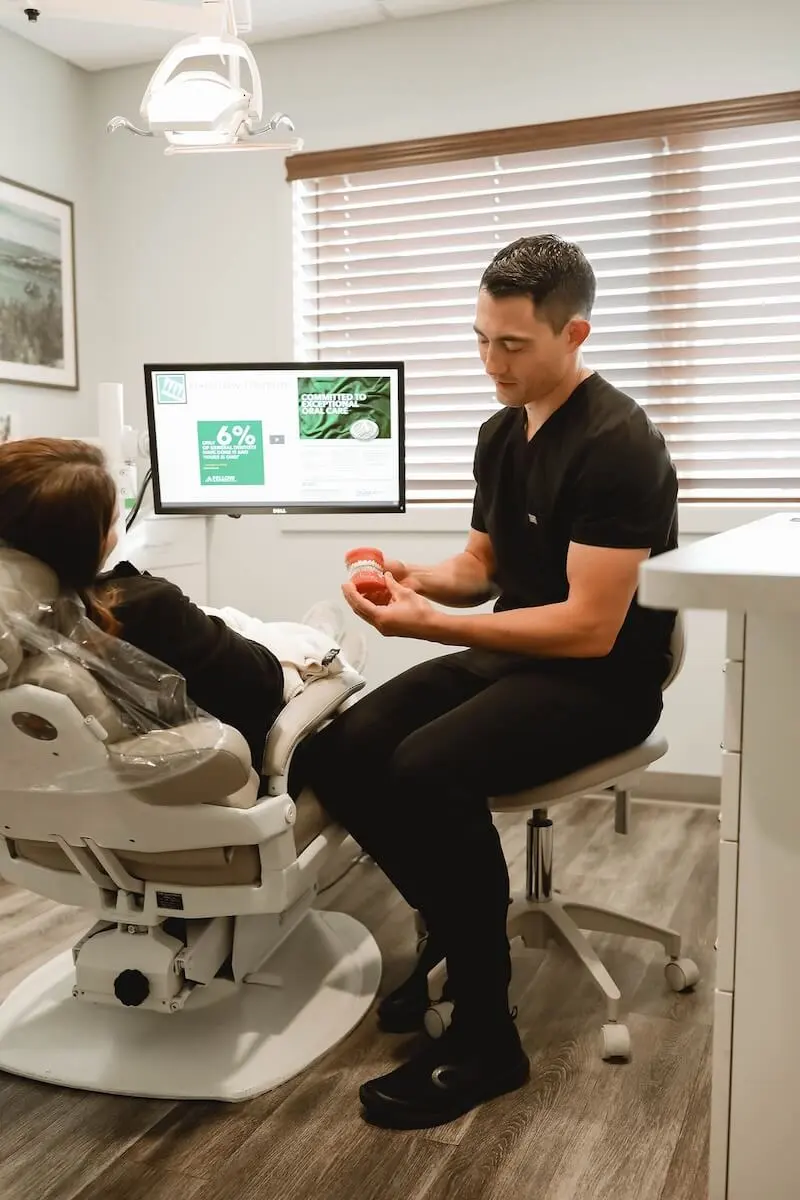 Dr. Kanellis showing a patient a 3d modal of teeth.